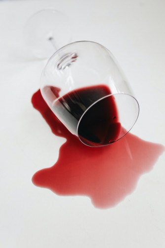 Jak se zbavit skvrn od cerveneho vina - Pradelny Tajkar